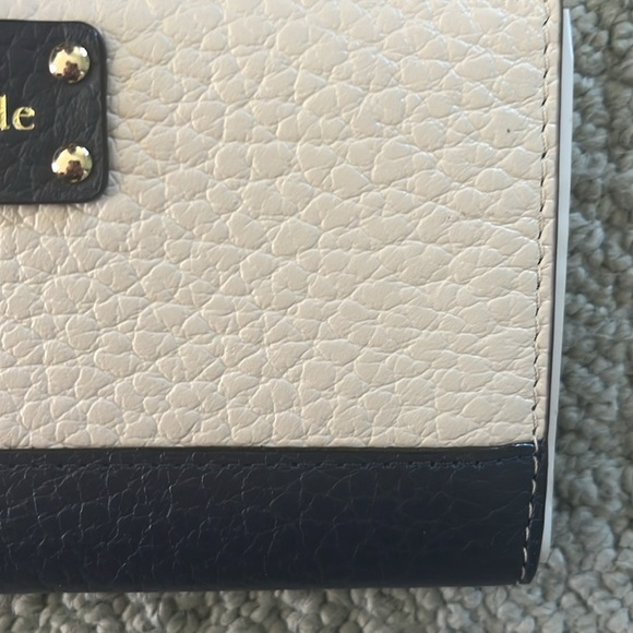 Kate Spade. Bay Street Stacey Wallet long bifold NWT Cream/ Navy pebbled leather - Picture 4 of 17
